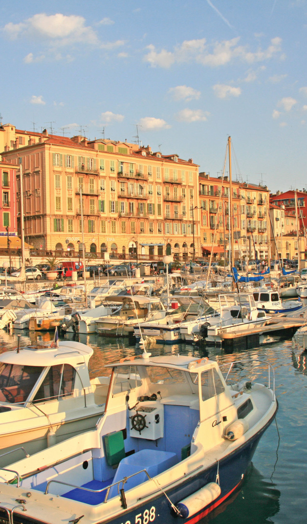 Яхты в порту в городе Ницца, Франция