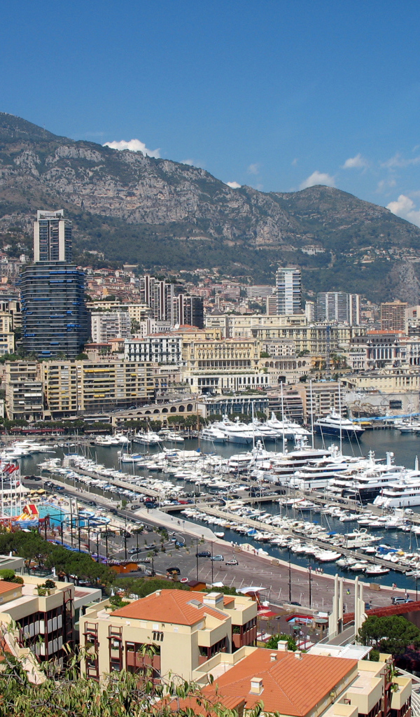 Яхты в порту в Монако