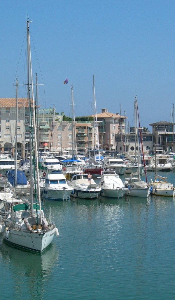 Яхты на фоне зданий на курорте Порт Де Фрежюс, Франция