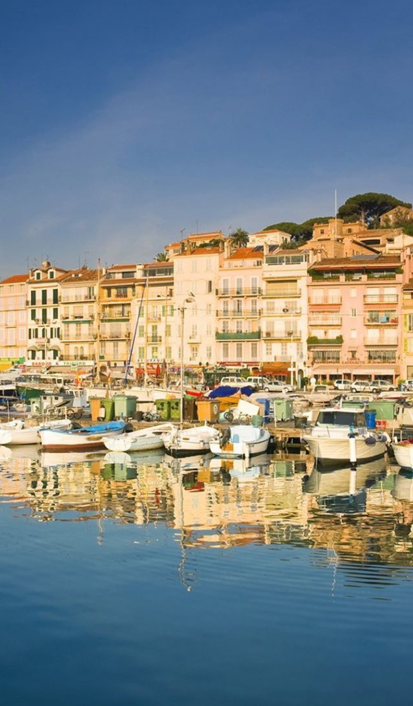 Яхты у берега в Каннах, Франция