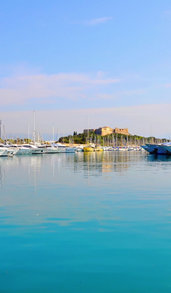 Яхты в порту на курорте Антибы, Франция
