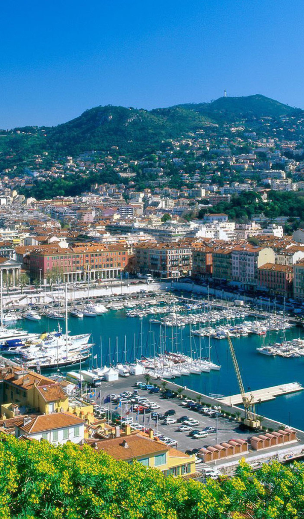 Яхты в порту в городе Марсель, Франция