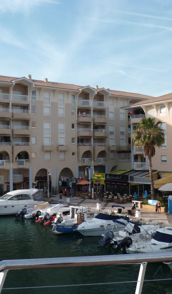 Яхты у набережной на курорте Порт Де Фрежюс, Франция