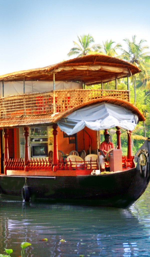 Красивая лодка в Алапуже