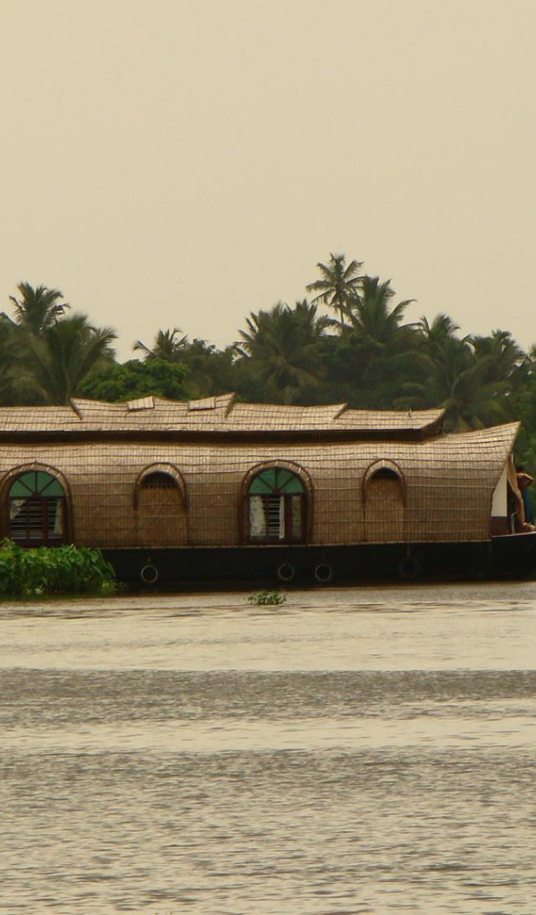 Красивый корабль в Алапуже