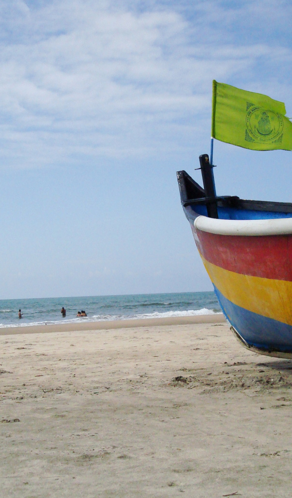 Лодка на пляже в Арамболе