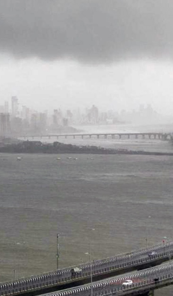 Мост в Мумбае во время шторма