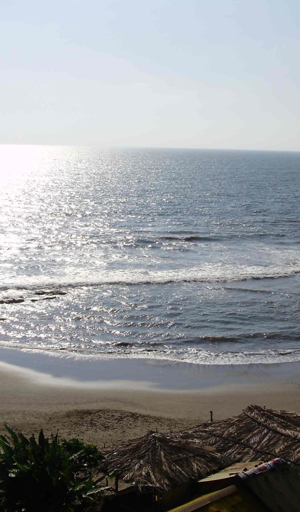 Пустой пляж вечером в Вагаторе