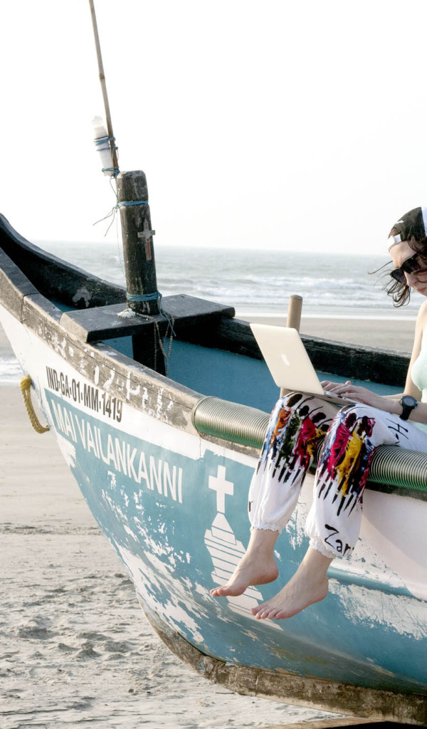 Девушка в лодке в Ашвеме