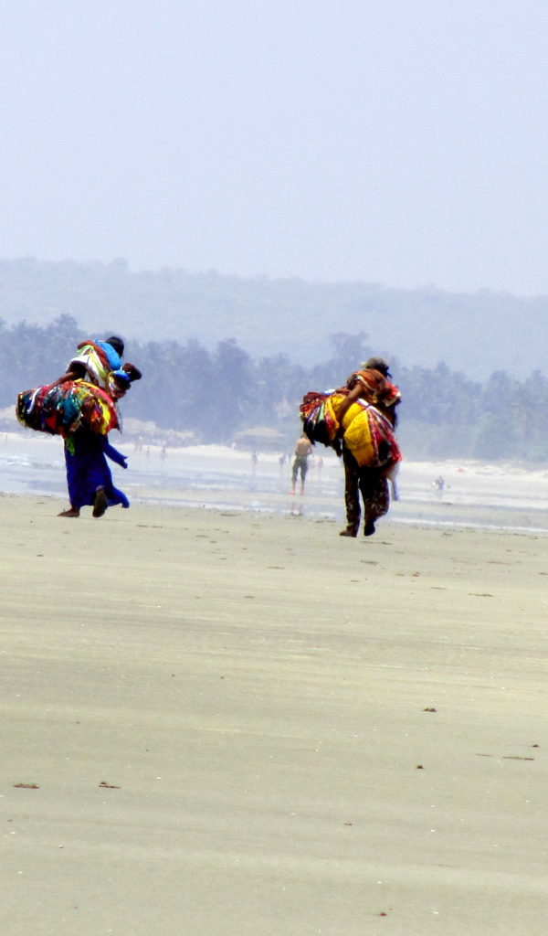 Люди на пляже в Ашвеме
