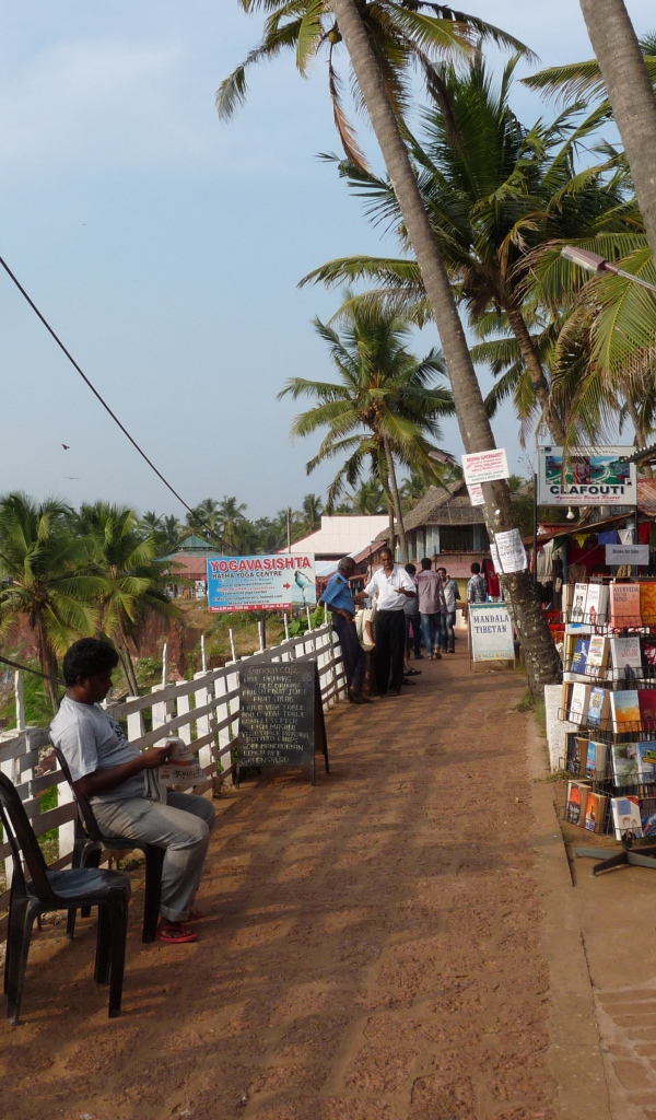 Жители на улицах в Варкале