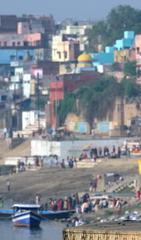 Мужчина на фоне города Варанаси