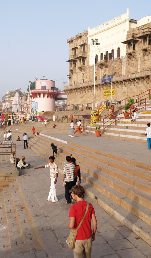 Турист на улице в Варанаси