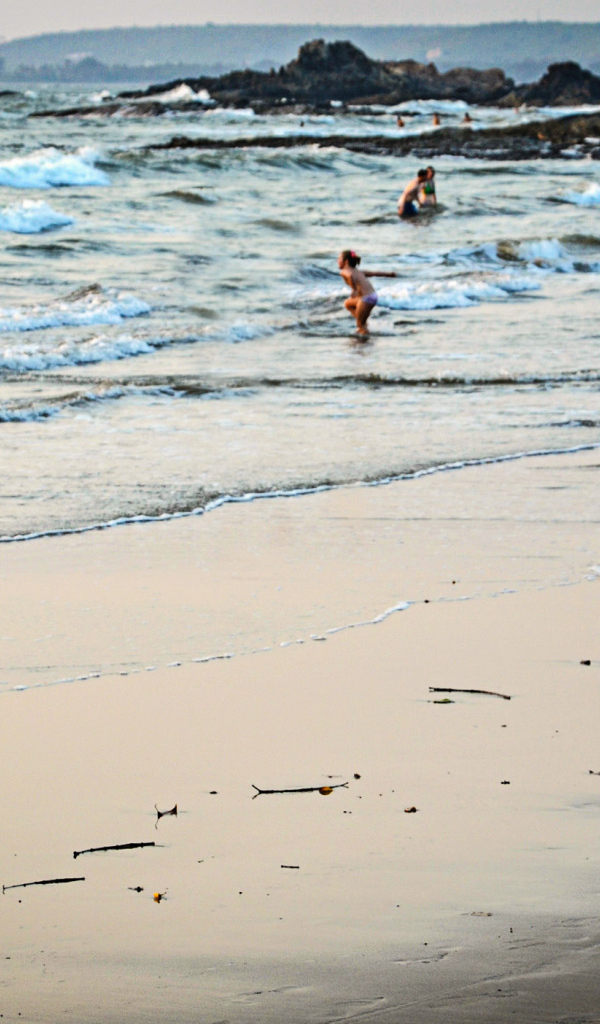 Туристы на пляже в Вагаторе