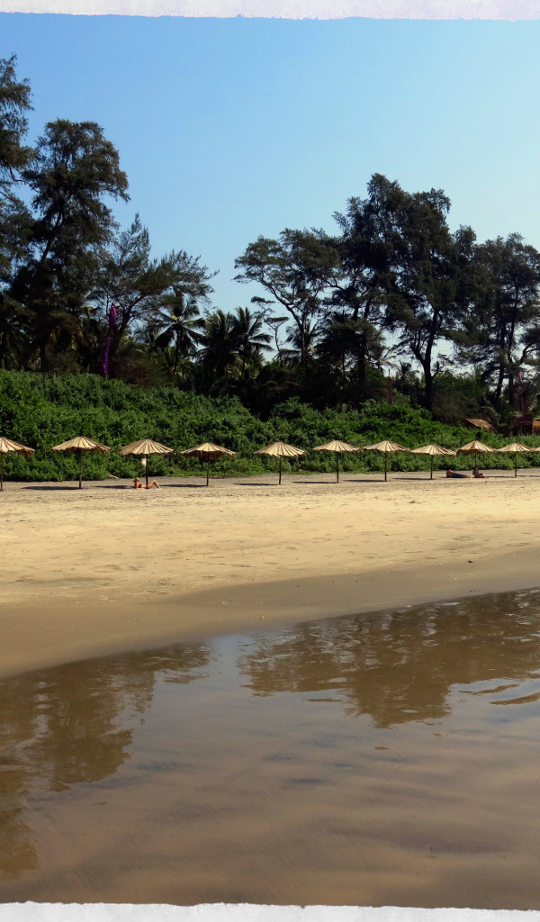 Зонтики на пляже в Ашвеме