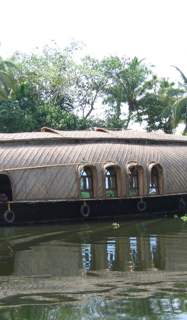 Отдыхающие на лодке в Алапуже