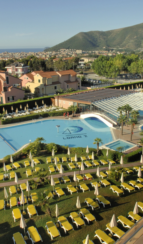 Отель на побережье в Лоано, Италия