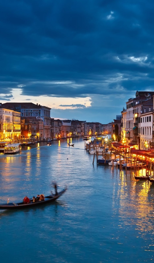 Прогулка на гондоле по каналам в Венеции, Италия