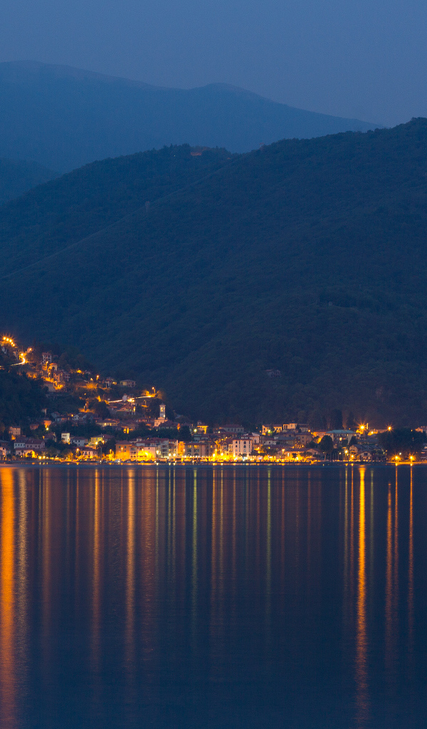 Маленький городок на берегу озера Маджоре в Италии