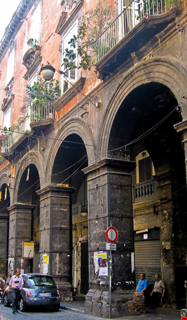 Прогулка по старинным улочкам в Неаполе, Италия