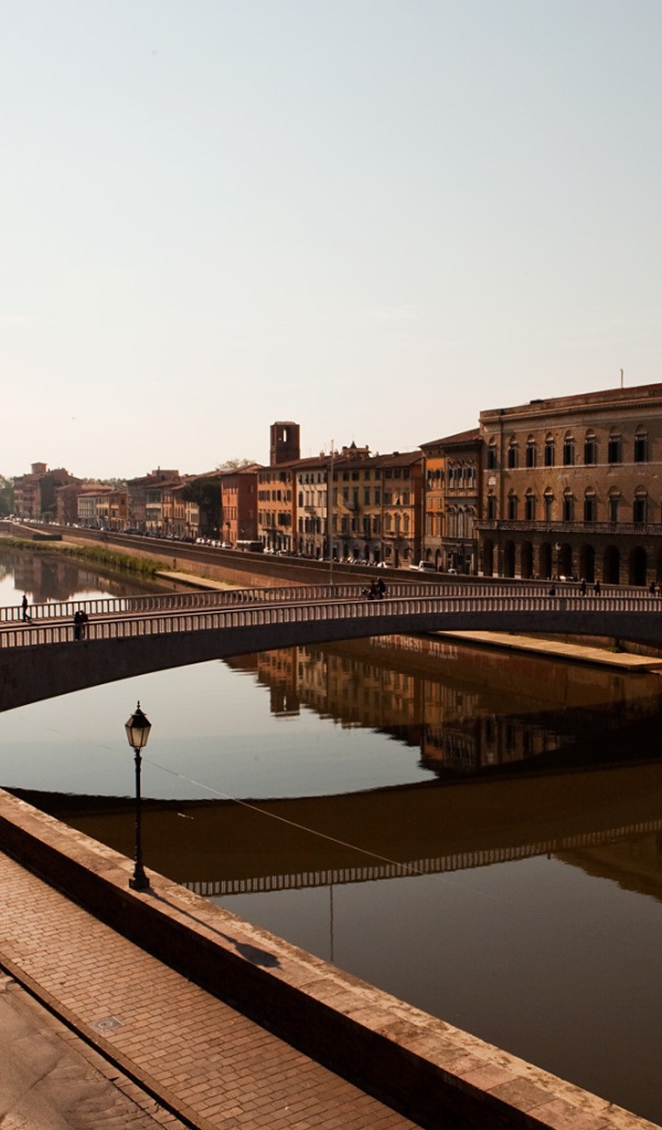 Полуденное солнце над каналом в Пизе, Италия