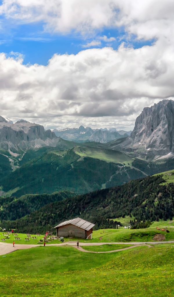 Альпийский луг на курорте Ортизей, Италия