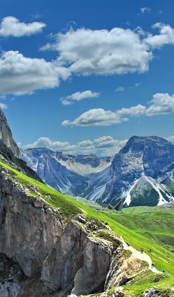 Альпы летом на горнолыжном курорте Валь Гардена, Италия