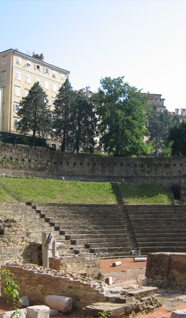 Древний амфитеатр на курорте в Триесте, Италия