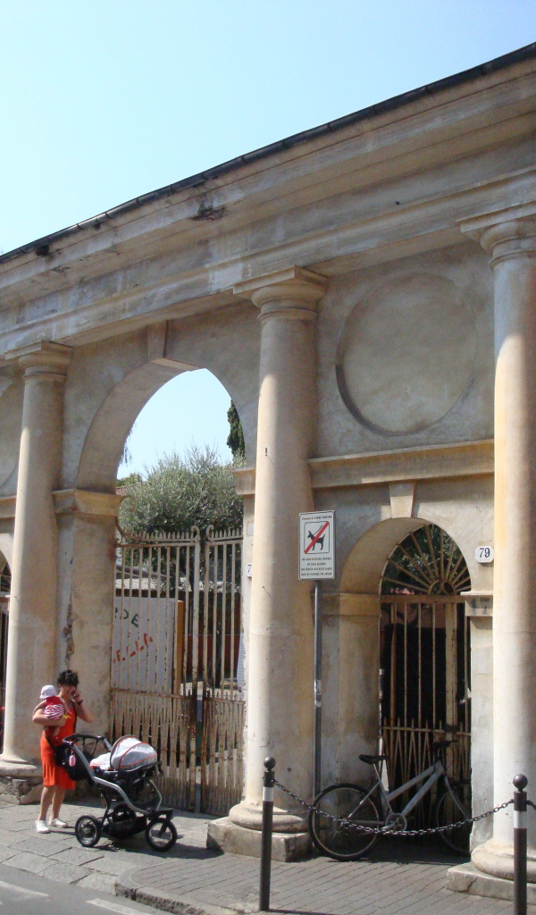 Старинная арка на курорте Диано Марино, Италия