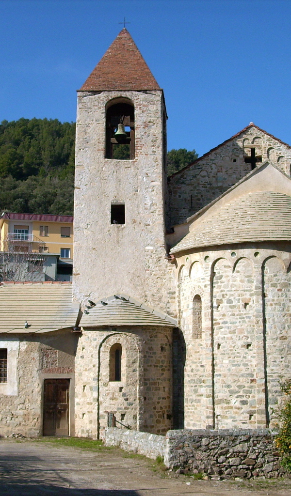 Древняя церковь на курорте Ноли, Италия