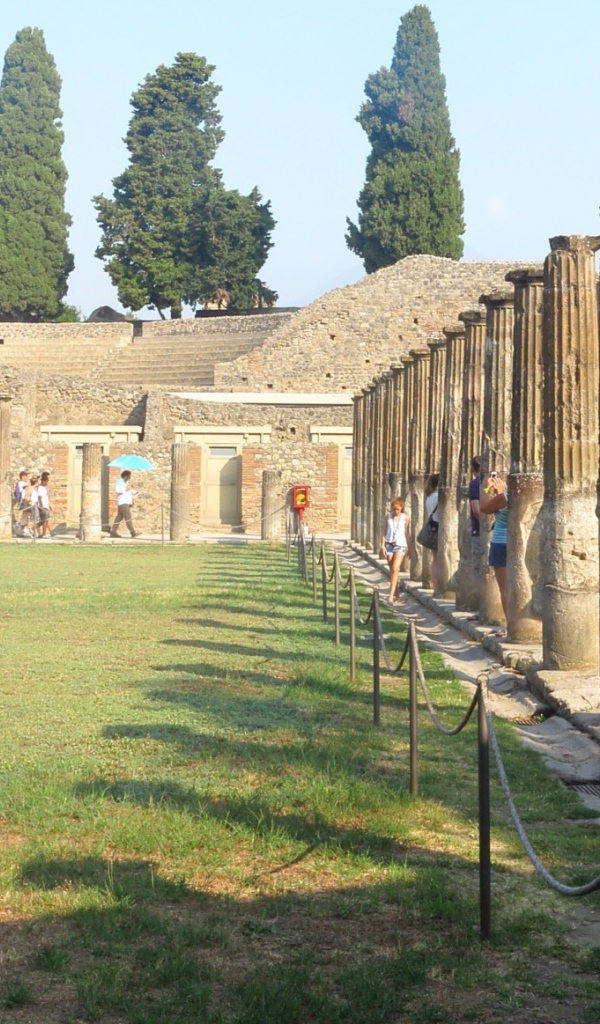 Древняя колоннада в Помпеях, Италия