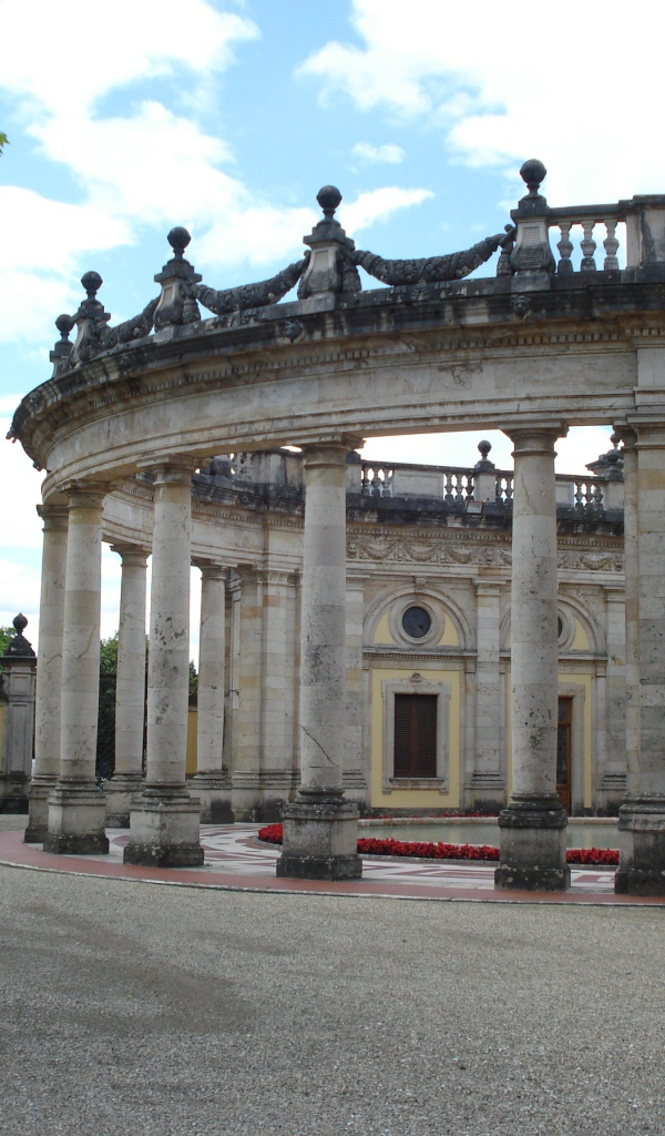 Старинные колонны на курорте в Монтекатини Терме, Италия