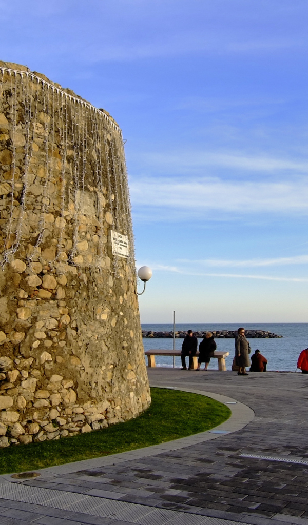 Старинная башня на набережной на курорте Сан Бартоломео Аль Маре, Италия