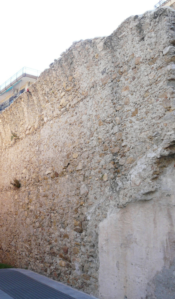 Старинная стена в Лоано, Италия