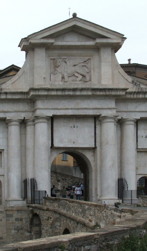 Арка в Бергамо, Италия