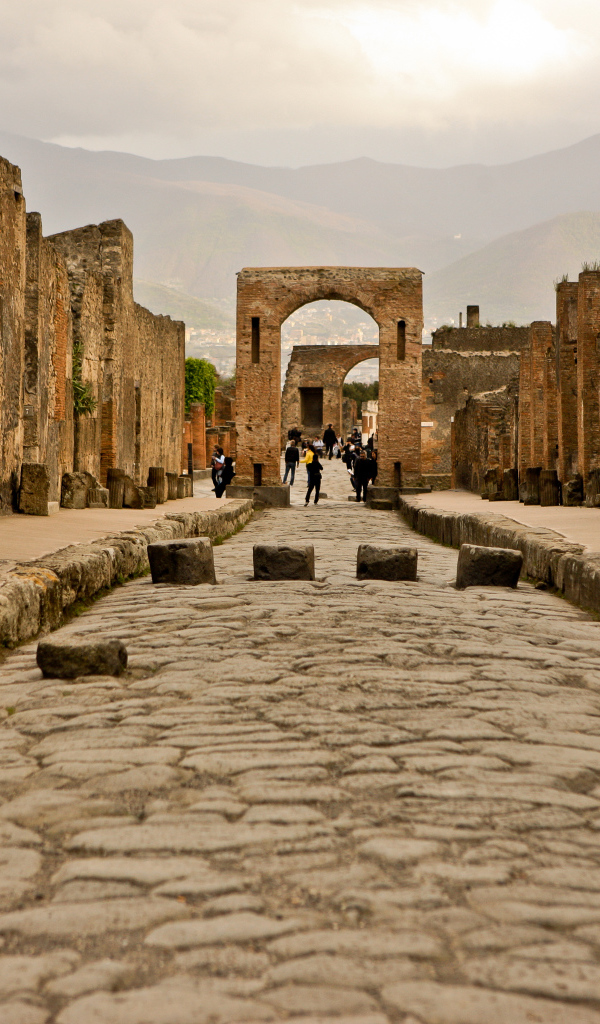 Арка на улице в Помпеях, Италия