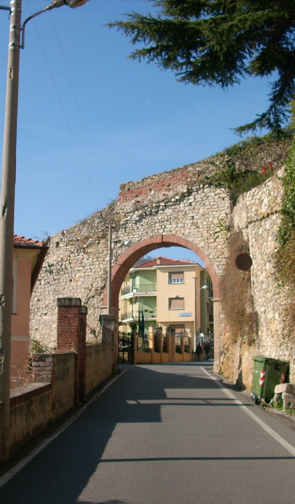 Арка на курорте Ноли, Италия