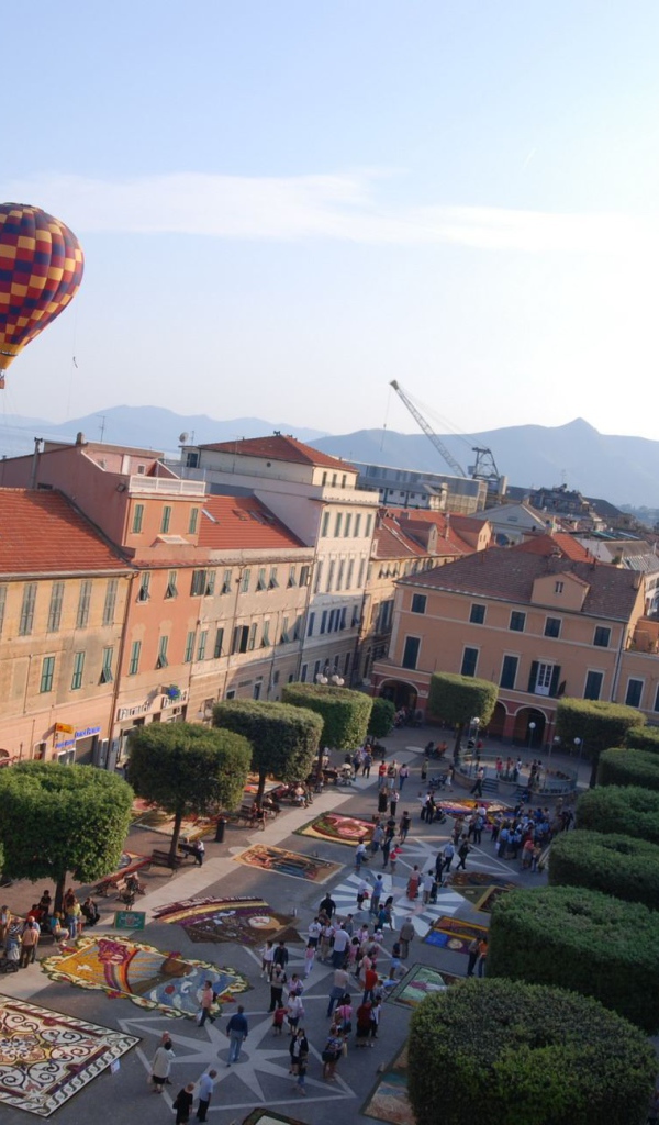 Площадь в городе на курорте в Пьетра Лигуре, Италия