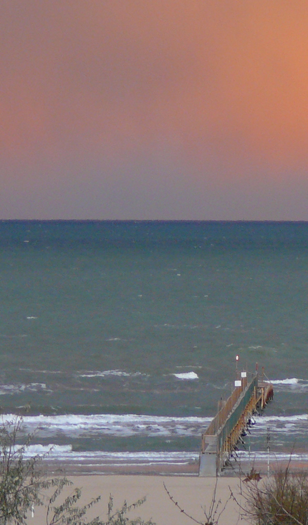 Осенний пляж на курорте в Римини, Италия