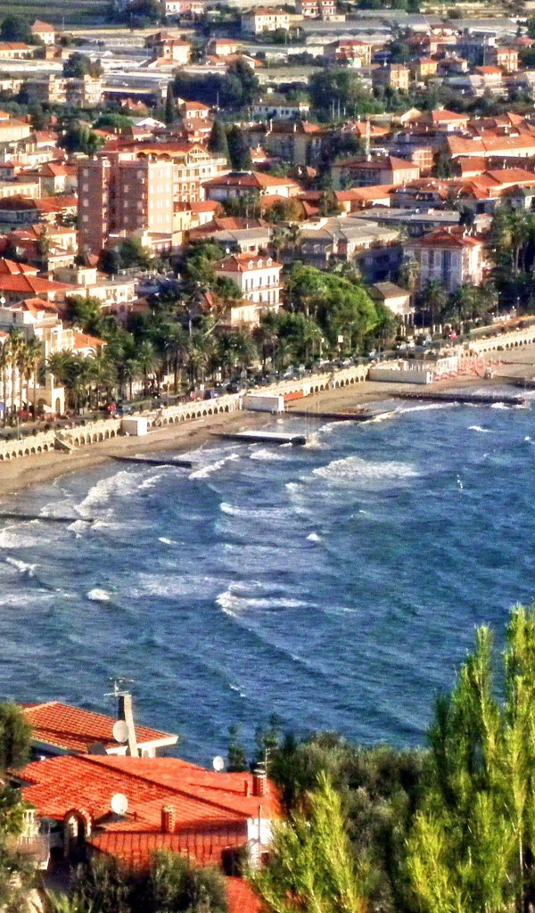 Осенний отдых на пляже на курорте Диано Марино, Италия