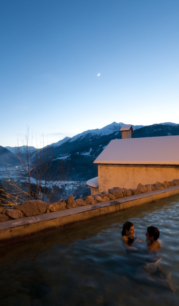 Купание в термальном источнике на курорте в Бормио, Италия