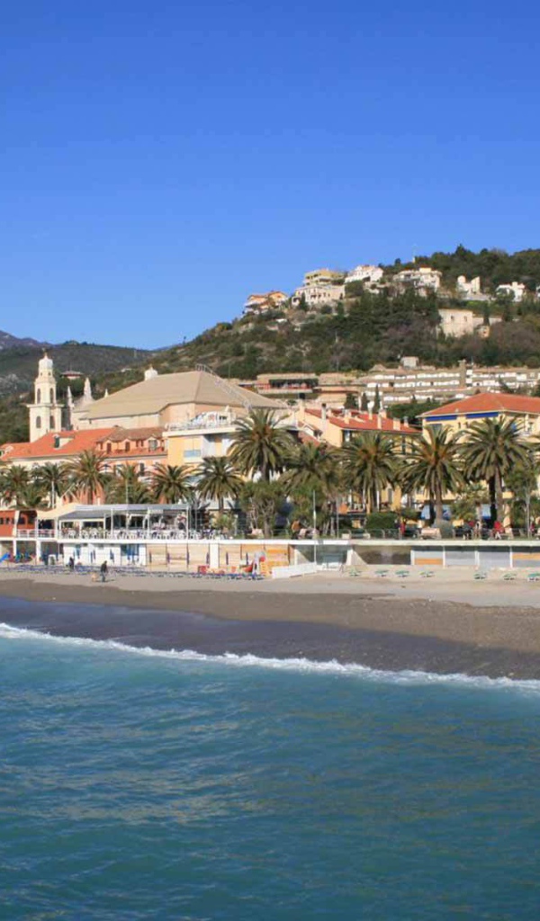 Пляж на курорте в Пьетра Лигуре, Италия