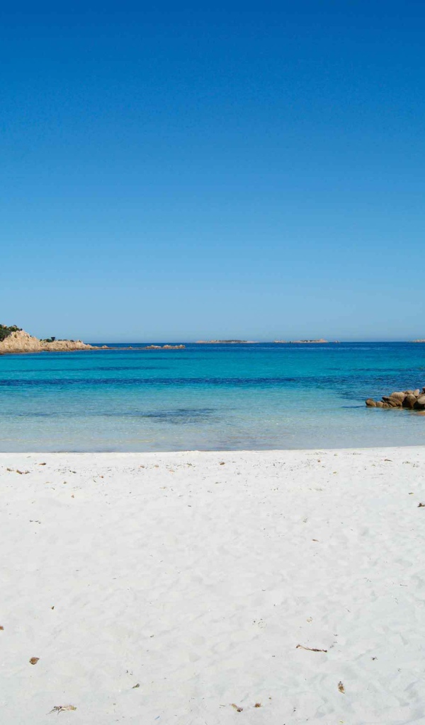 Пляж на курорте Коста Смеральда, Италия