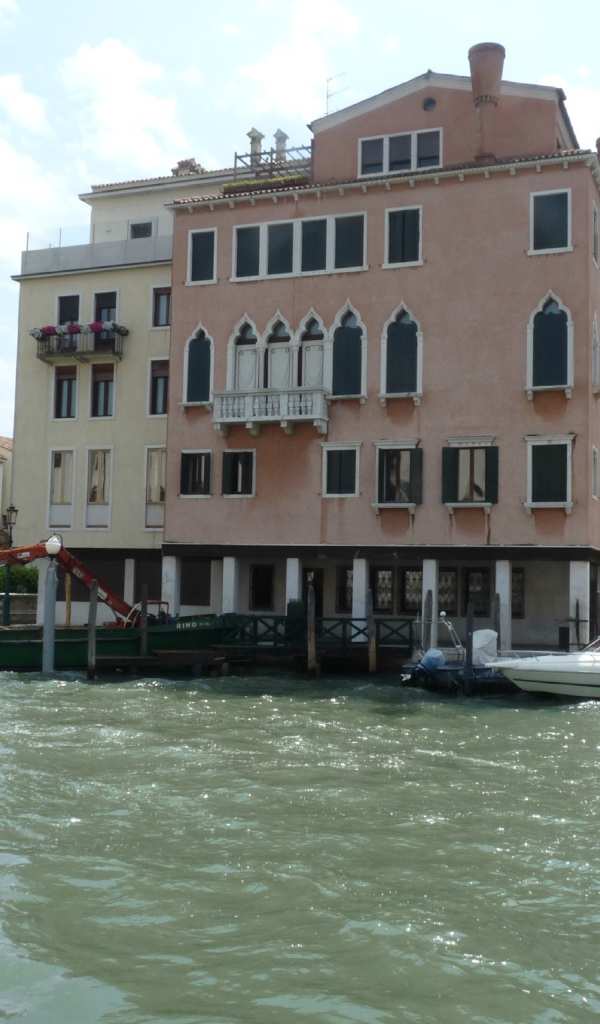 Лодки у пристани на острове Мурано, Италия