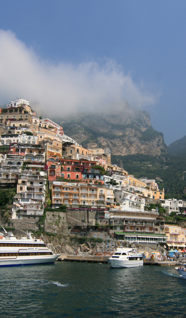 Лодки у набережной на курорте Позитано, Италия