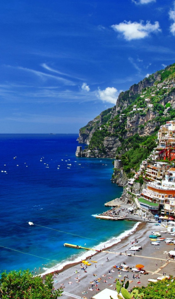 Лодки в заливе на курорте Позитано, Италия