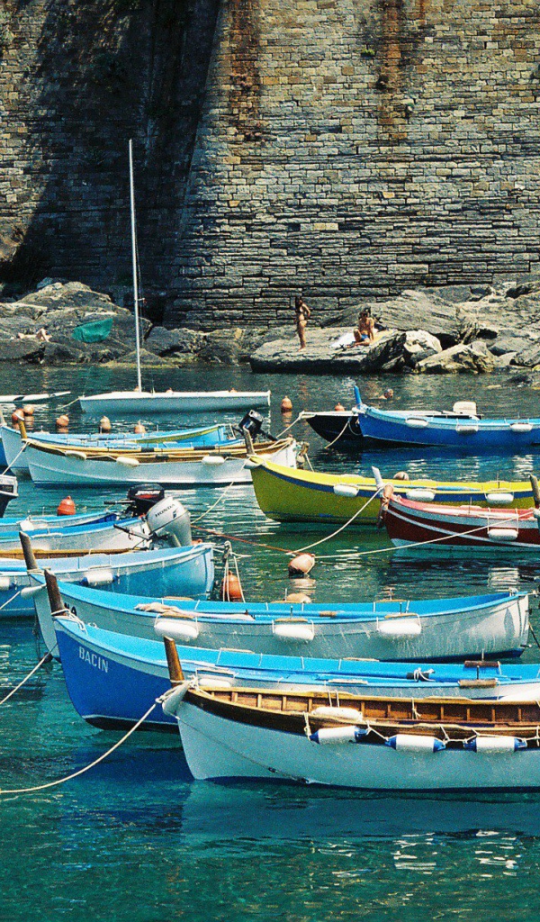 Лодки в бухте на курорте Рапалло, Италия