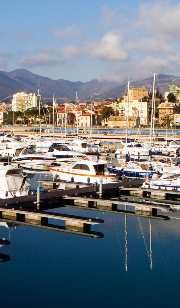 Лодки у причала в Лоано, Италия