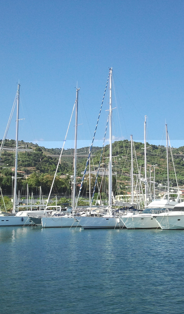 Лодки у причала в Санто Стефано аль Маре, Италия