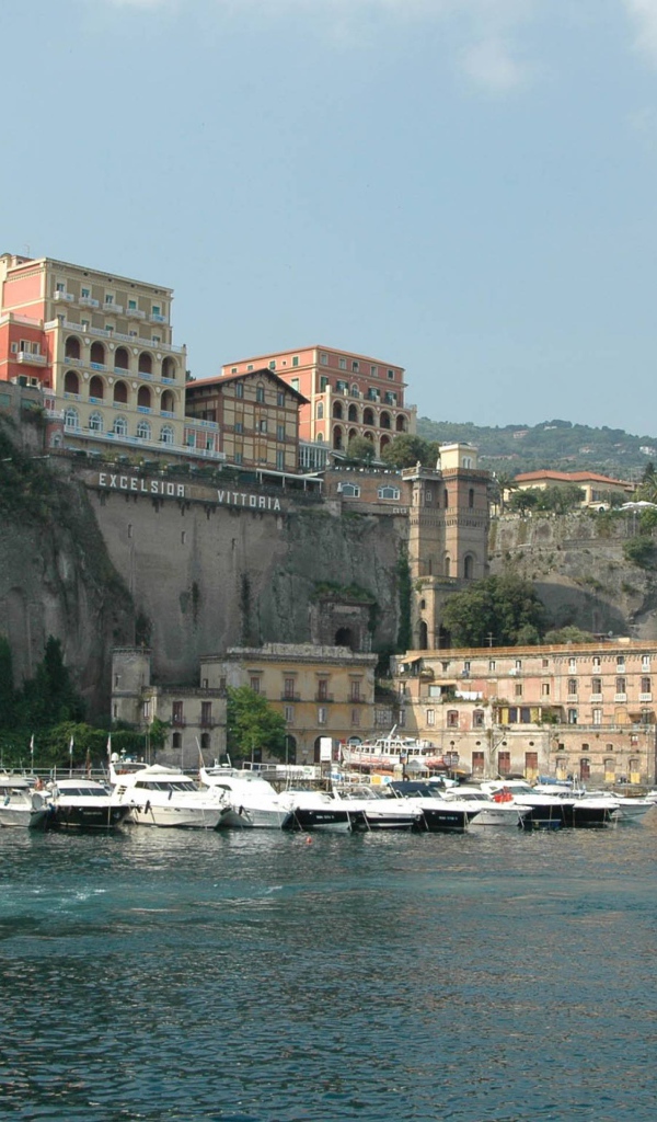 Лодки у причала на курорте Челле Лигуре, Италия